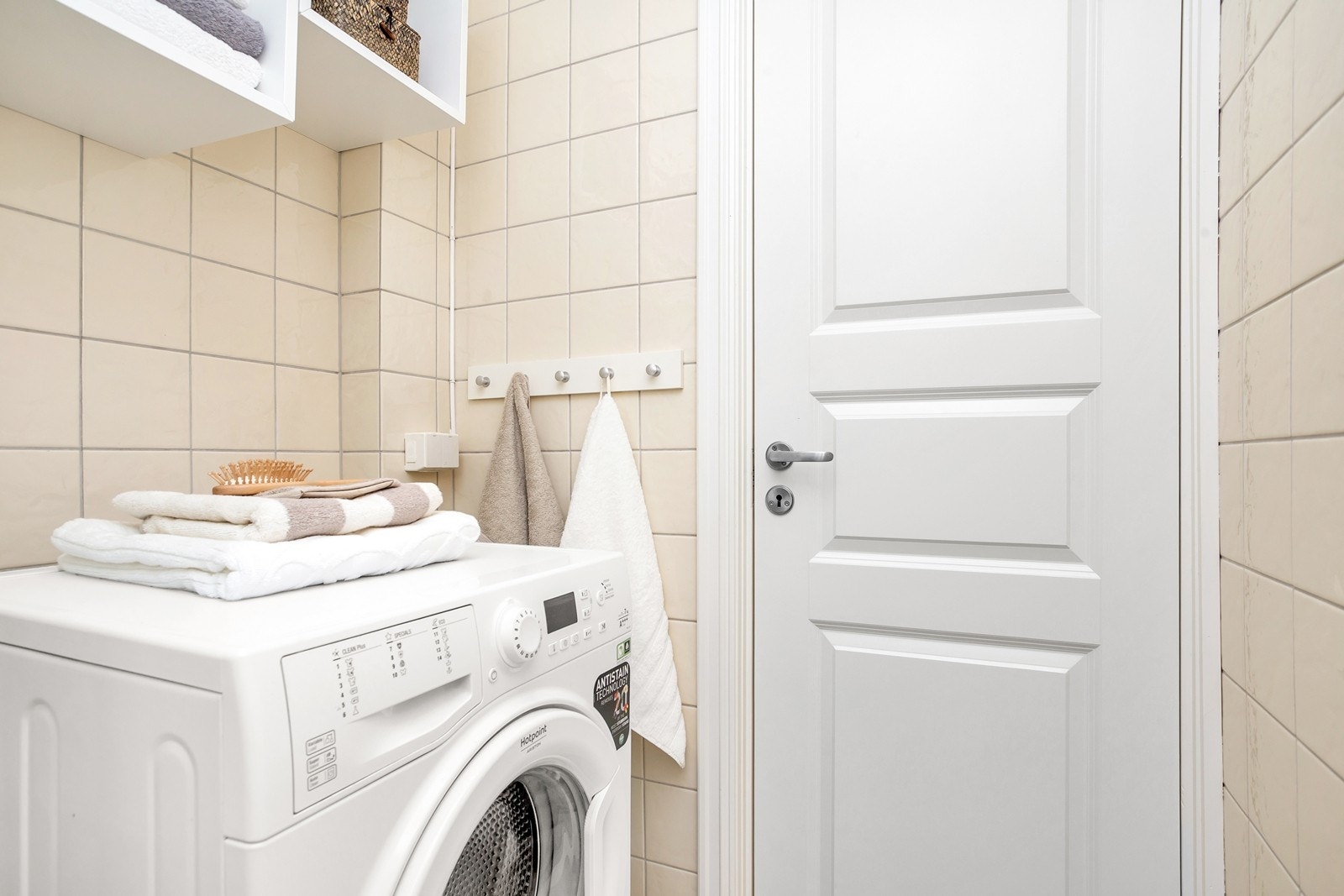 Opplegg for vaskemaskin og praktiske hyller på veggen Galleribilde
