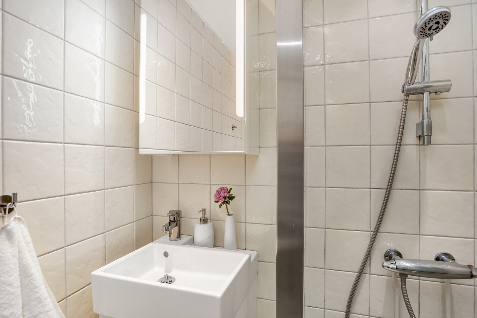 Nytt og praktisk speilskap over servant Galleribilde