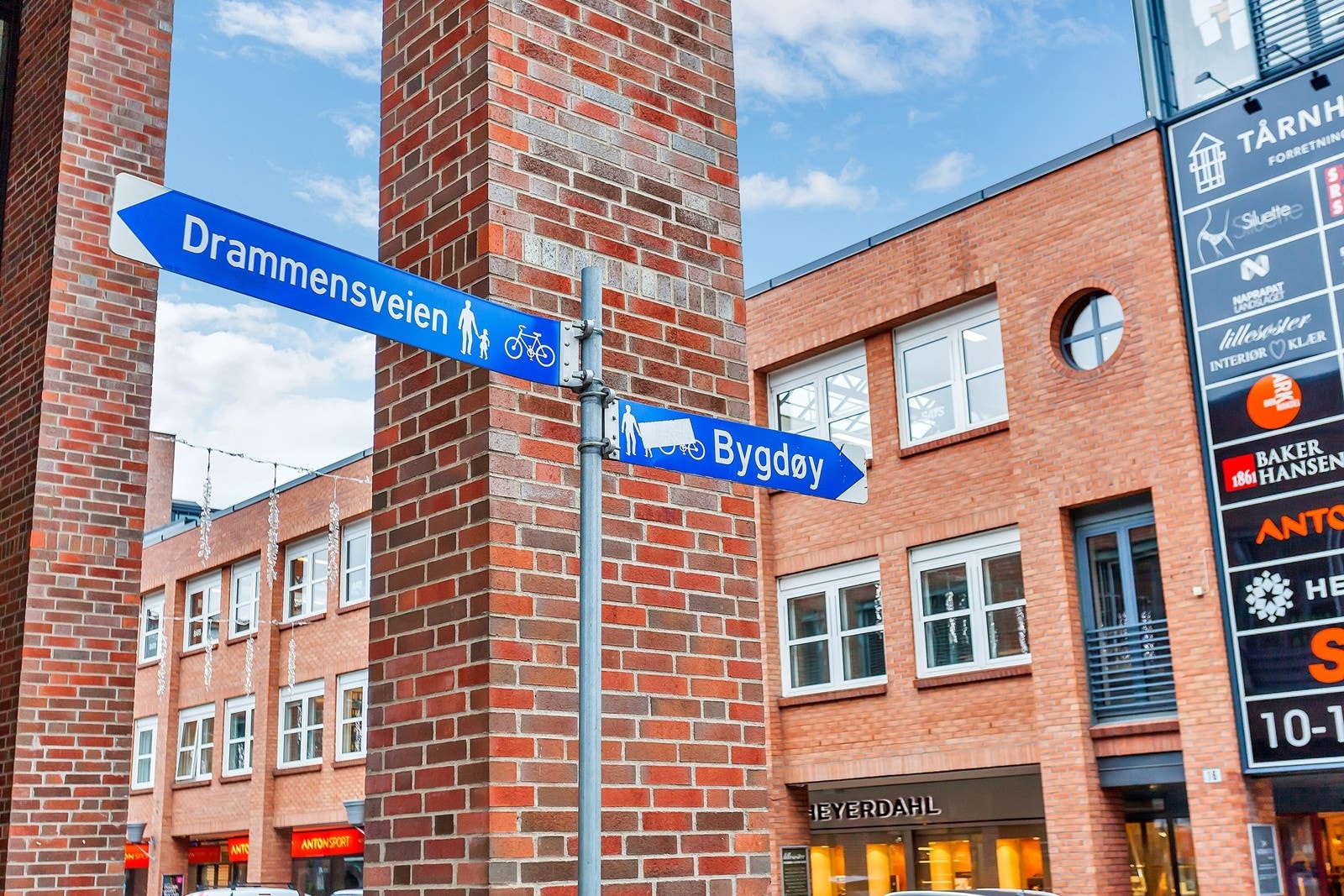 Karenslyst allé med en rekke caféer og shoppingmuligheter Galleribilde