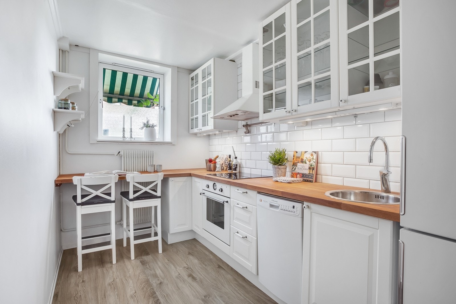 Flott kjøkken med nytt gulv(2016) Galleribilde