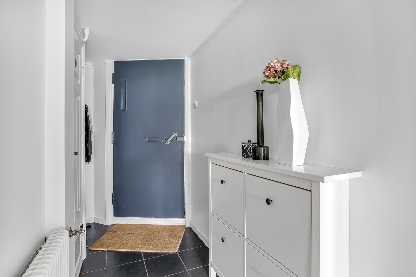 Praktisk skohylle i entré som følger handelen Galleribilde