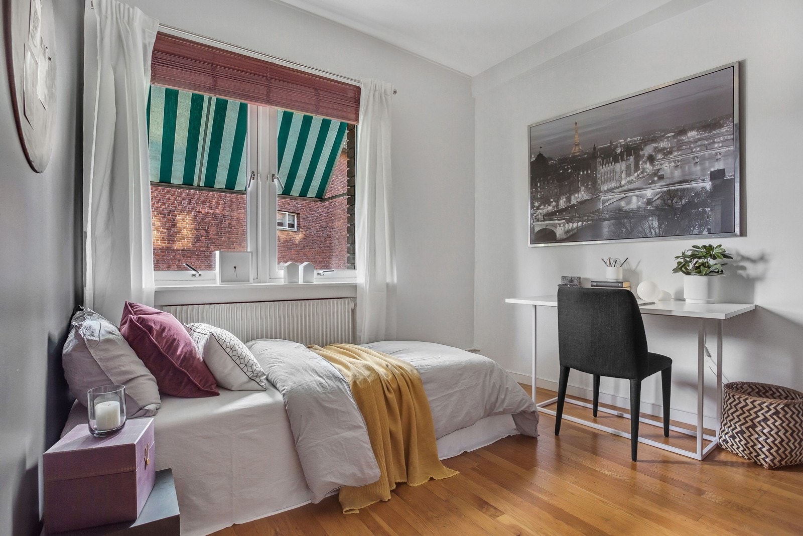 Lyst og fint soverom/kontor Galleribilde