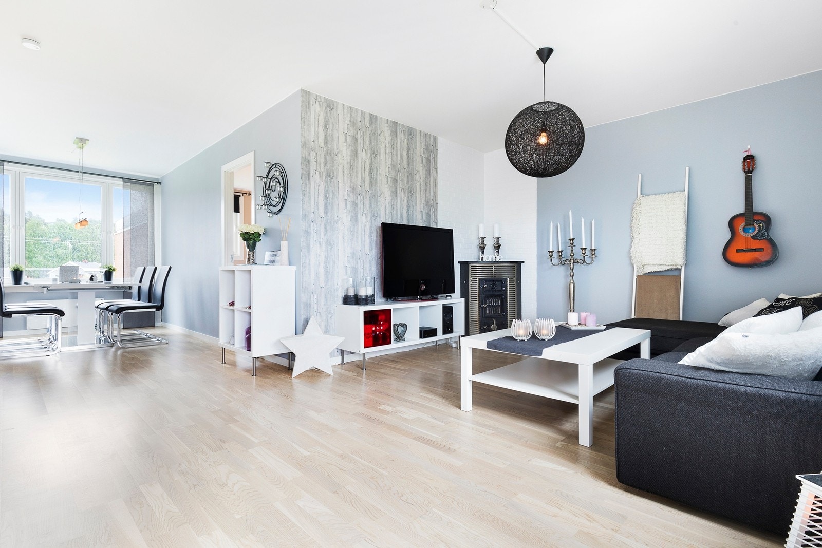 Stuen er meget lys og luftig med stor plass til både sofagruppe og spisestue Galleribilde