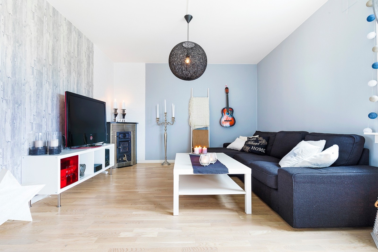 Stuen har god plass til sofagruppe, og preges av delikate materialvalg med nymalte vegger i duse farger og lys 3-stavs parkett på gulv. Galleribilde