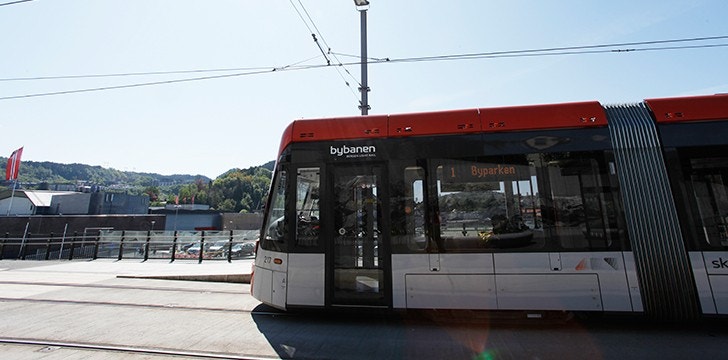 Bybanestoppet "Råstølen". Gå opp trappen, gjennom parken og du er hjemme! Galleribilde
