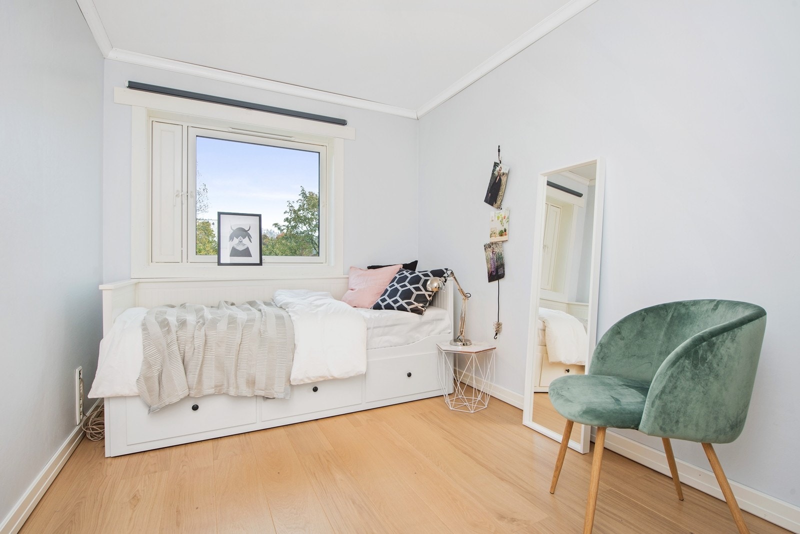 Soverom er lyst og med god plass til stor seng. Galleribilde