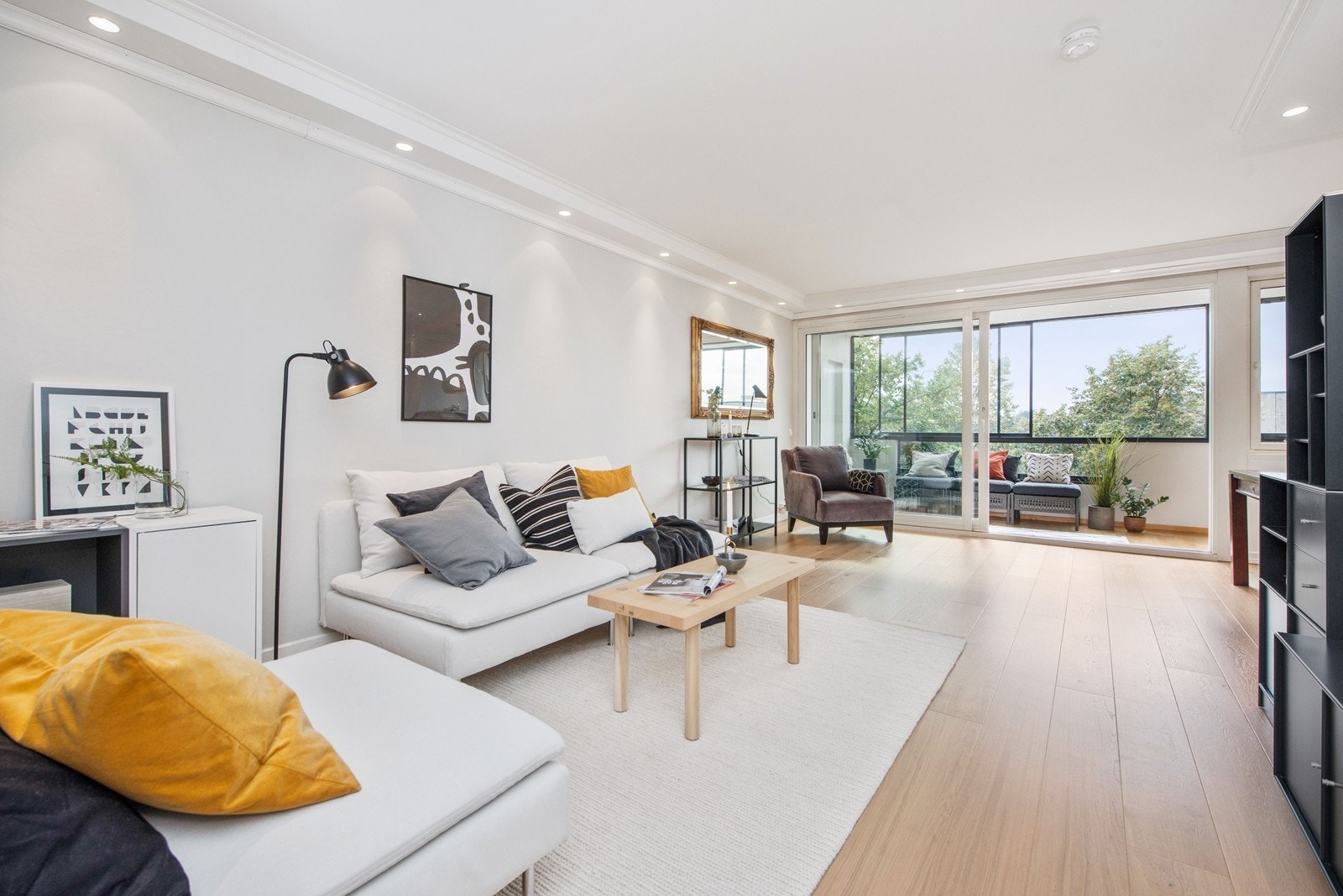 Lys og fin stue med downlights i taket. Varme i gulvet. Galleribilde