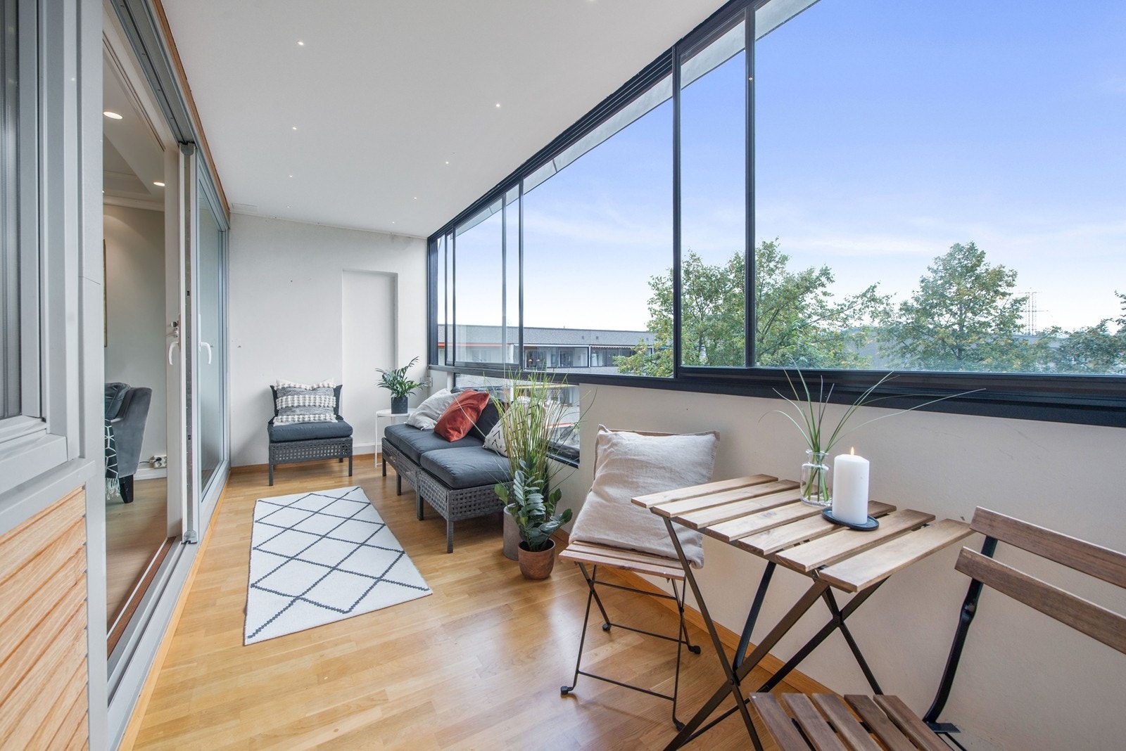 Balkongen er som en forlengelse av stuen. Galleribilde