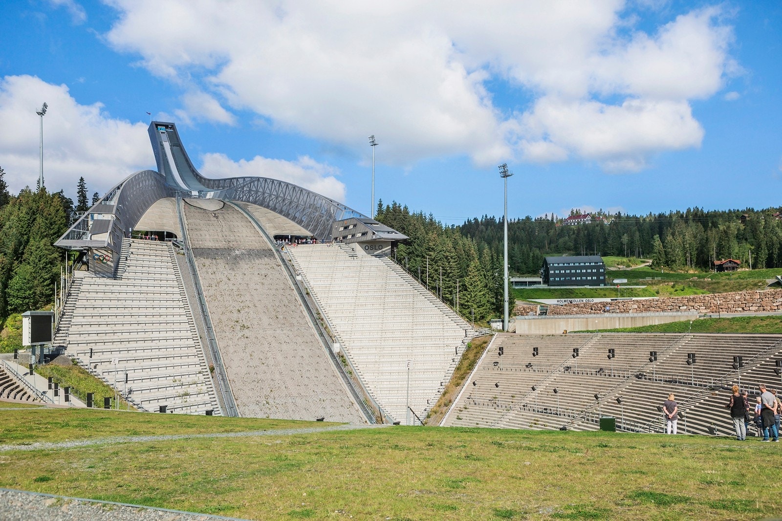 Holmenkollen har flotte turområeder sommer som vinter Galleribilde