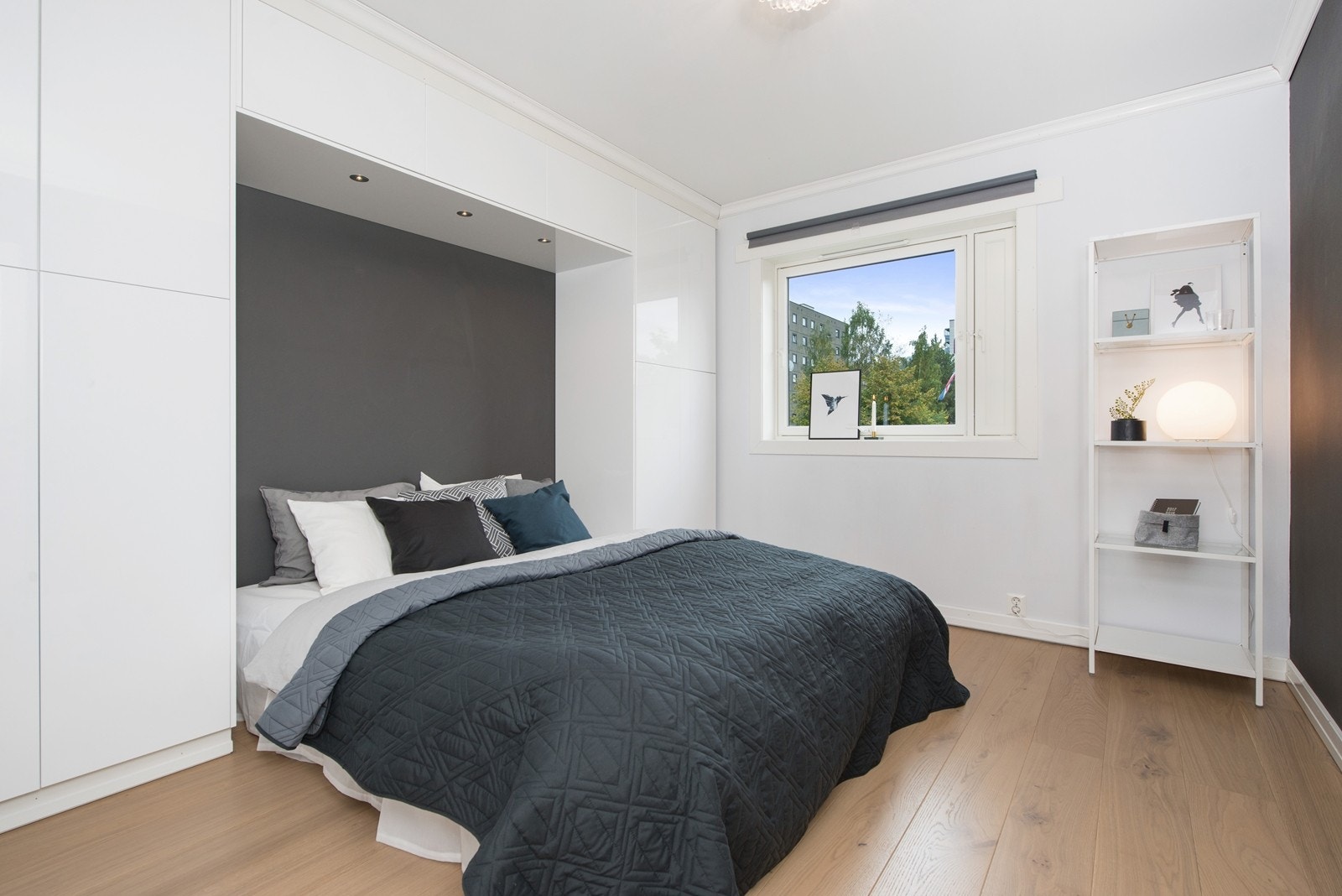 Plassbygde skap med downlights på soverommet. Galleribilde