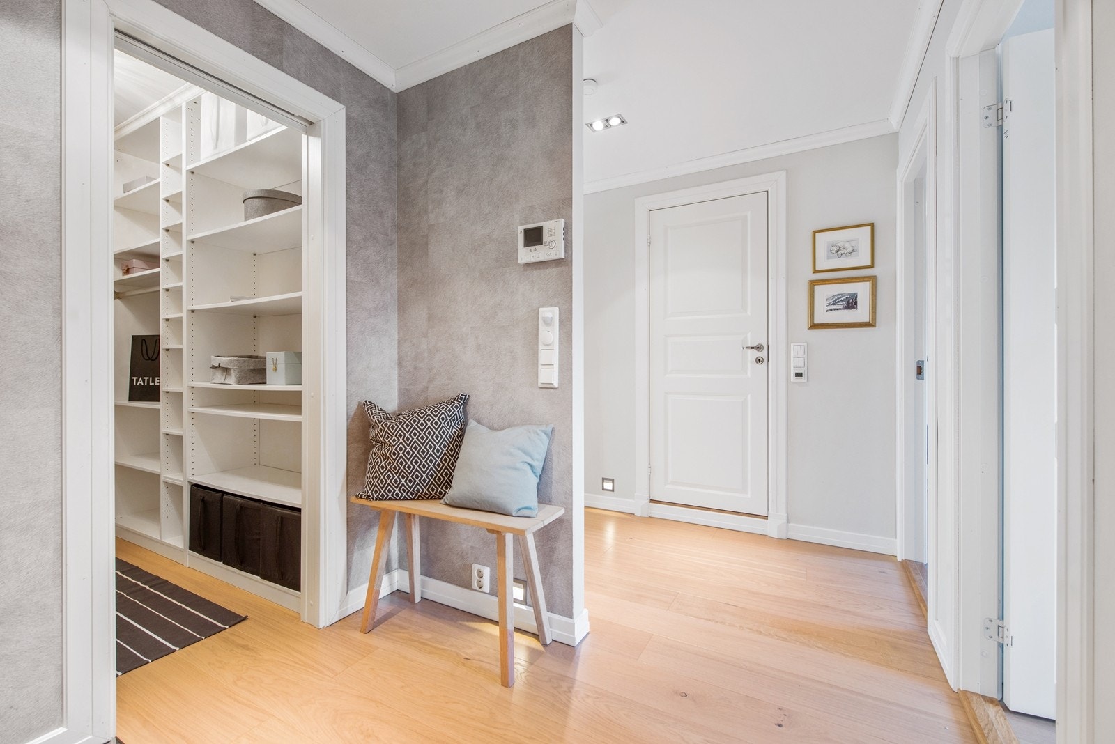 Gangen har inngang til et flott innredet garderoberom Galleribilde