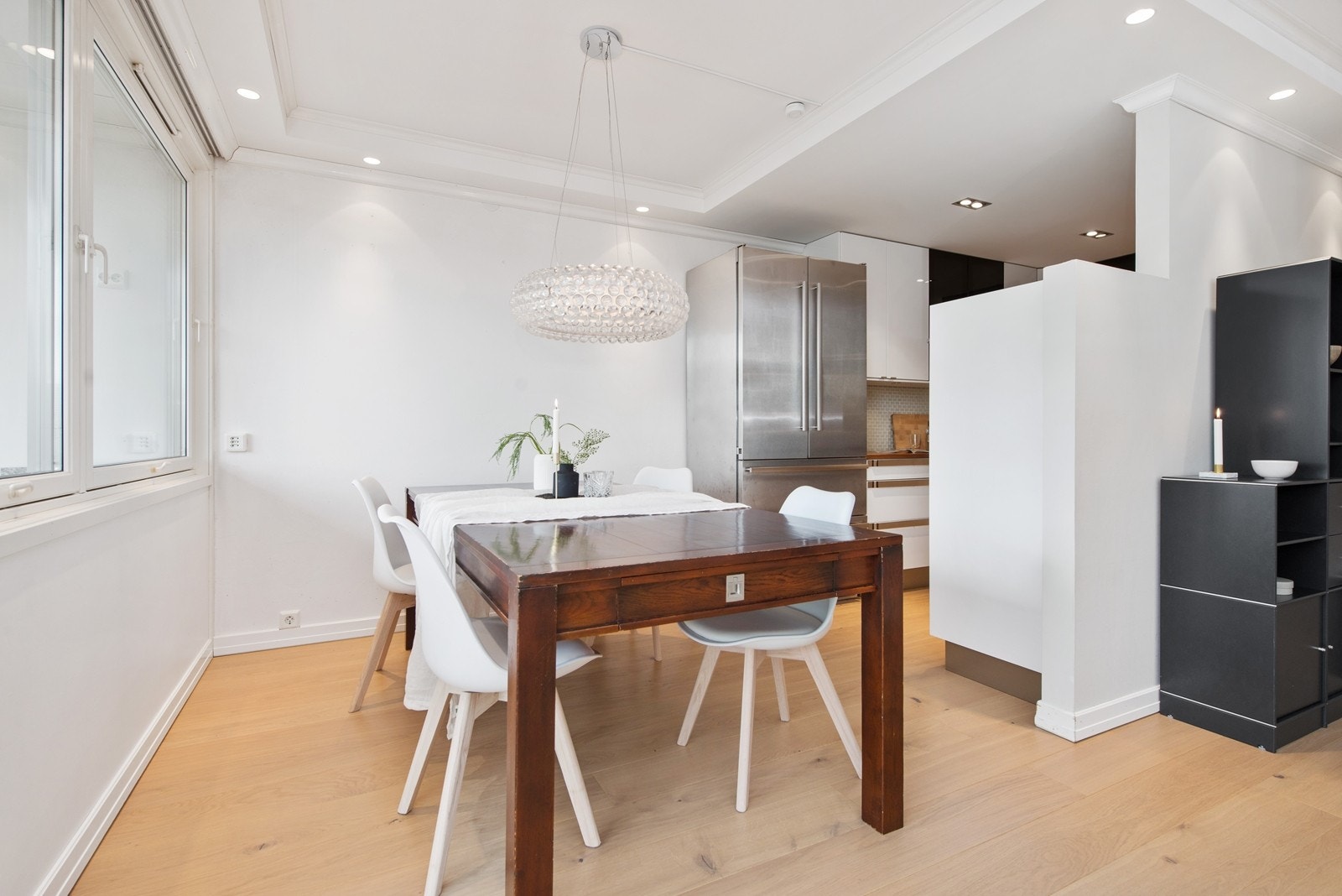 Her er det god plass til en stor spisestue Galleribilde