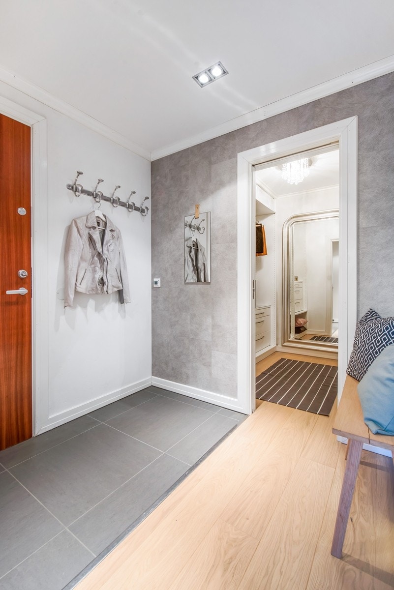 Gangen har fliser med varmekabler i gulvet. Galleribilde