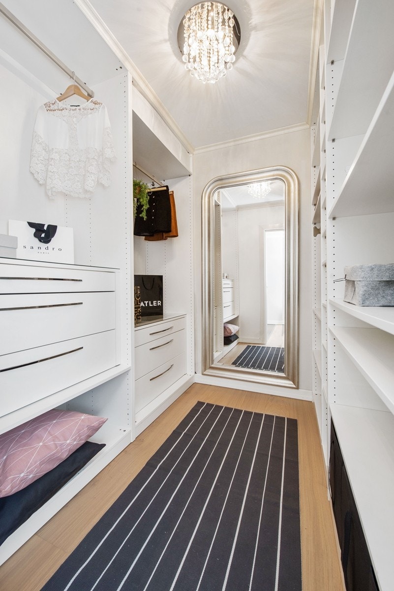 Flott garderoberom med innredning. Galleribilde