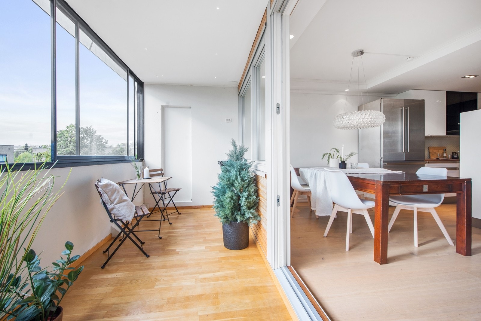 Deilig innglasset balkong med downlights i taket. Galleribilde