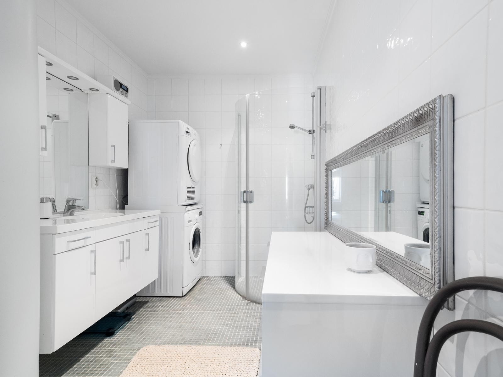 Delikat bad med fliser - varme i gulv - vaskemaskin og tørketrommel Galleribilde