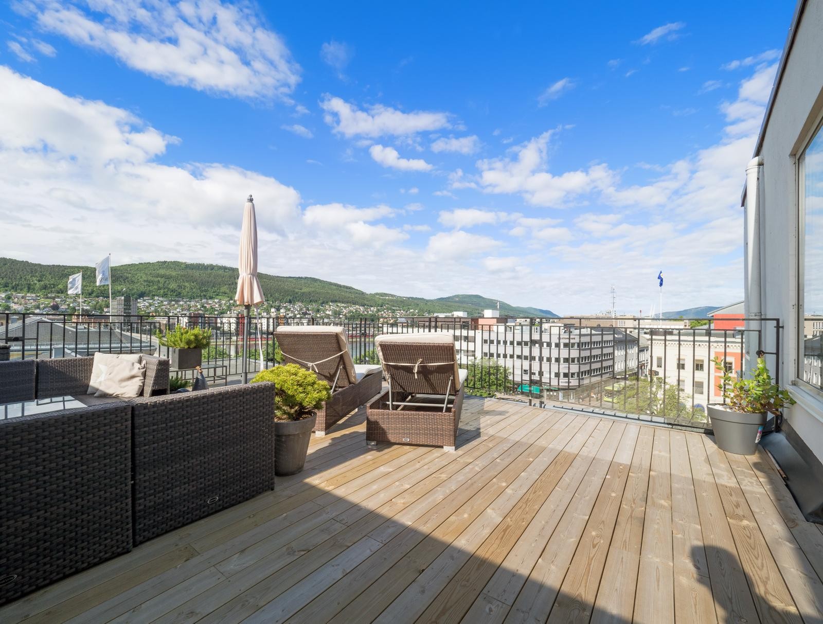 Meget stor og flott takterrasse med fantastisk utsikt og solforhold Galleribilde