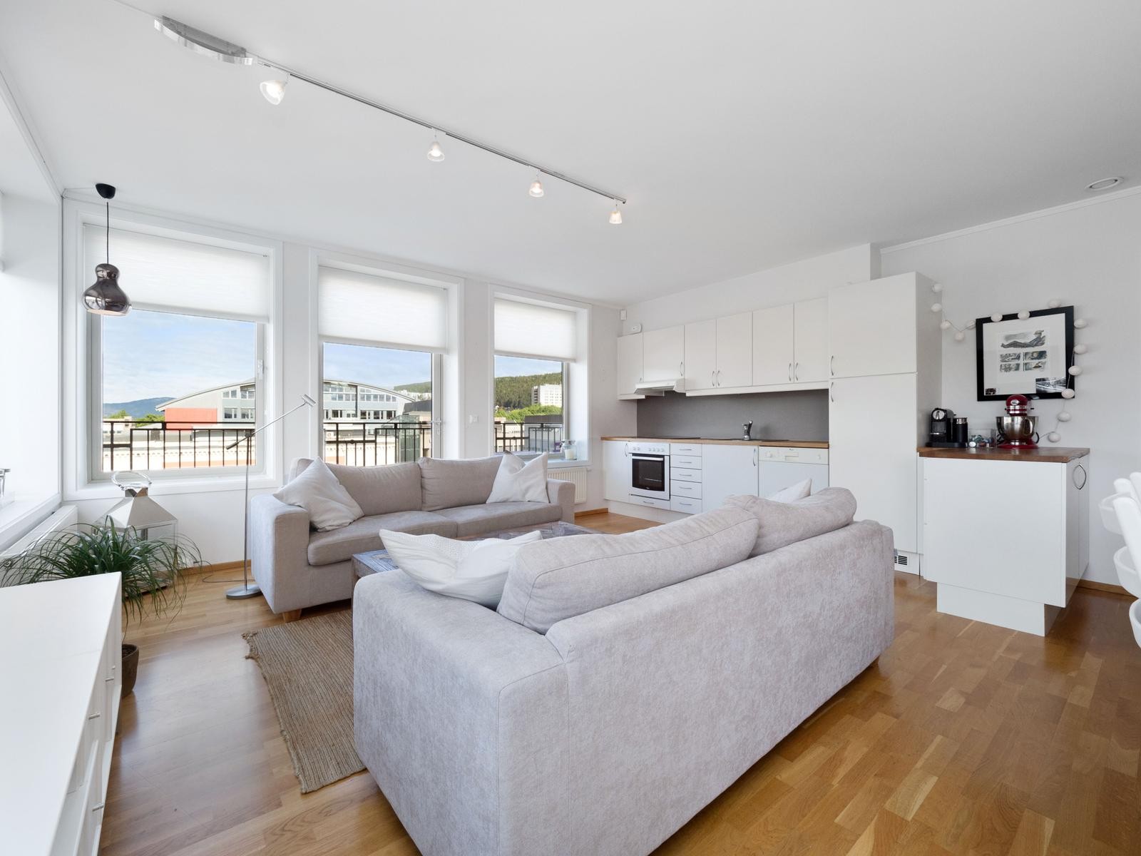 Kjøkken og stue i åpen og fin løsning Galleribilde