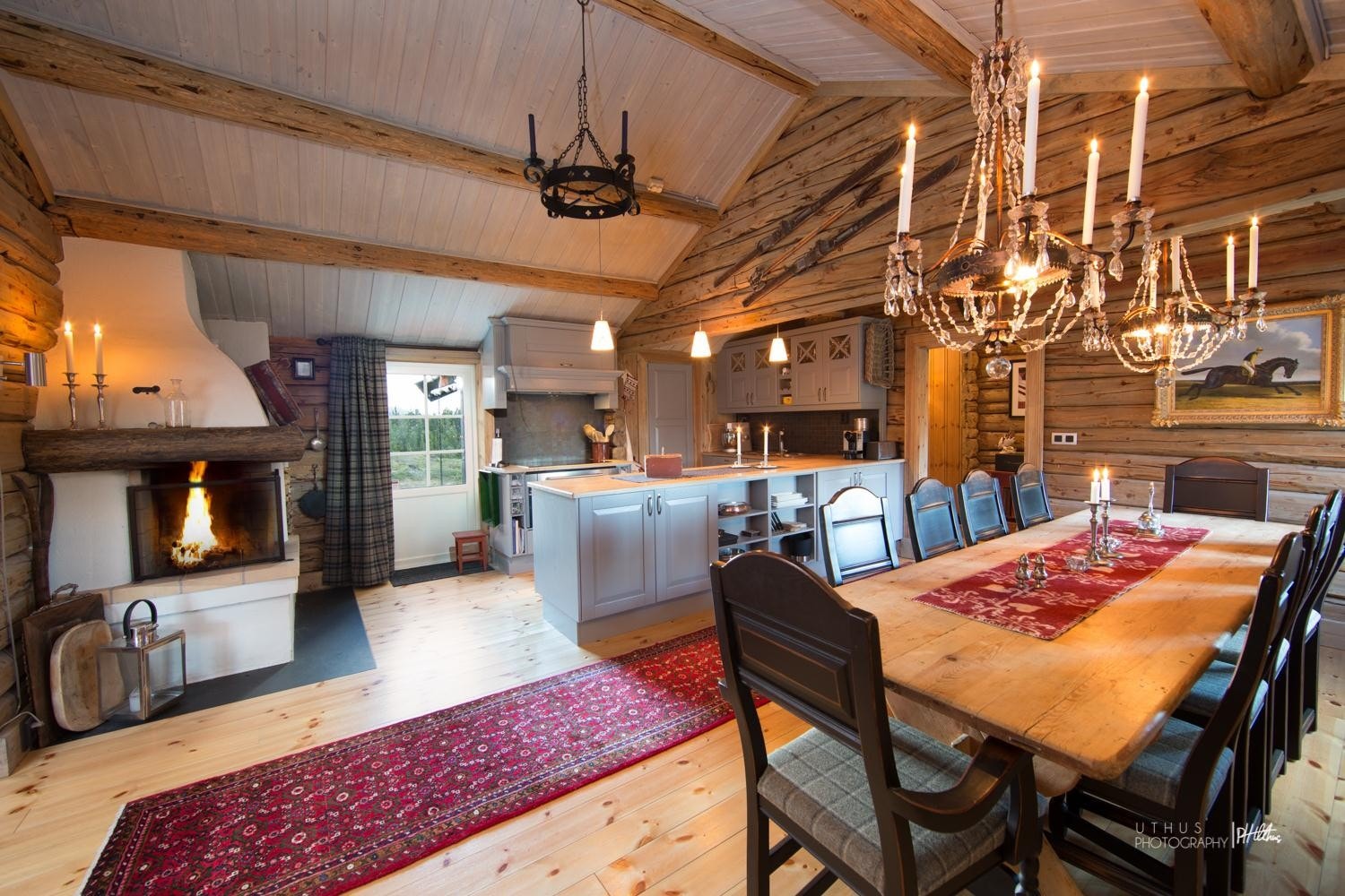 Åpent og romslig kjøkken med spiseplass Galleribilde