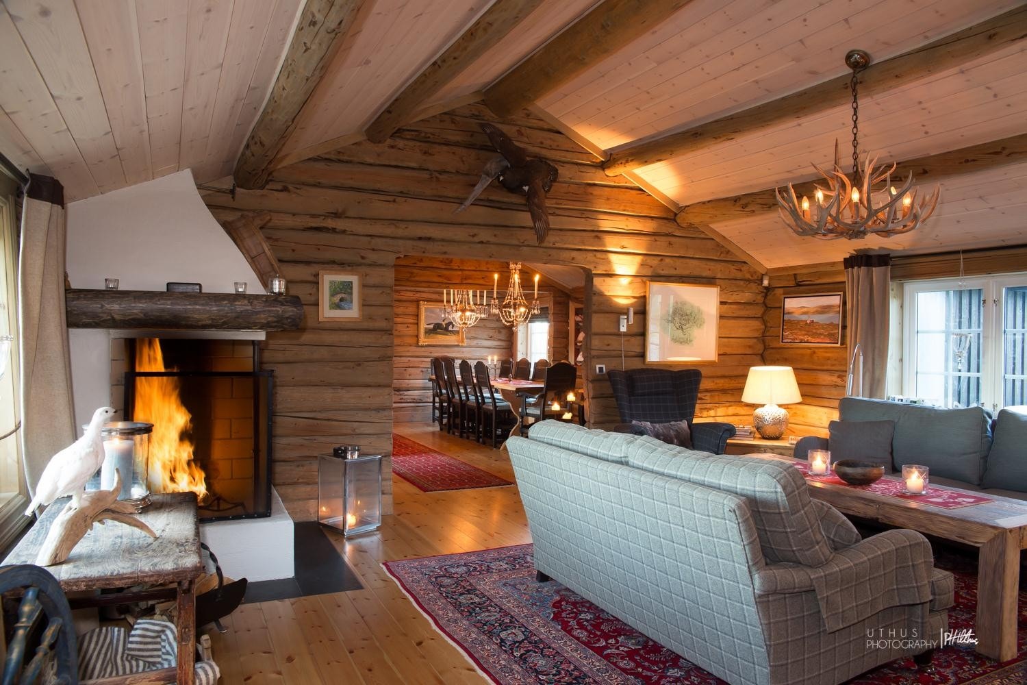 Lun og koselig stue med åpen peis Galleribilde