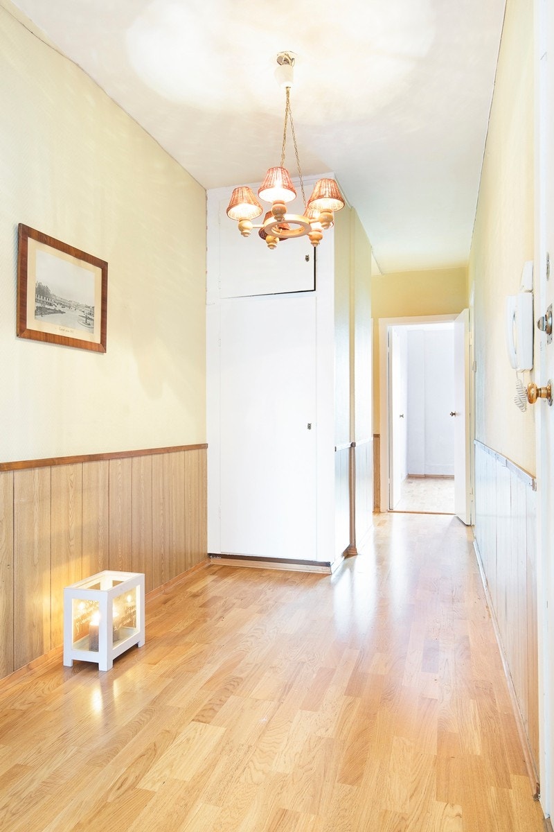 Romslig entrè med plassbygde skapløsninger. Her har du god plass til oppbevaring. Galleribilde