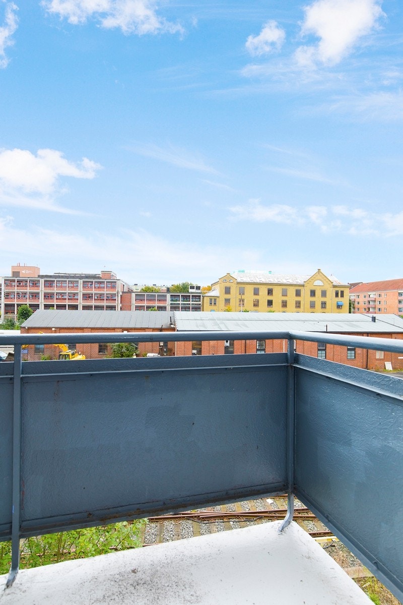 Leiligheten ligger høyt og fritt i 4.etasje på Majorstuen i et område under stor utvikling. Galleribilde
