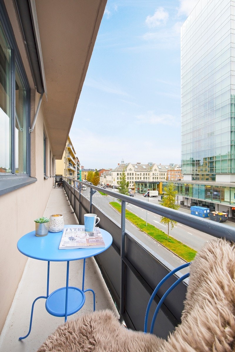 Det er montert markise for solskjerming i stuen på ekstra fine sommerdager. Galleribilde