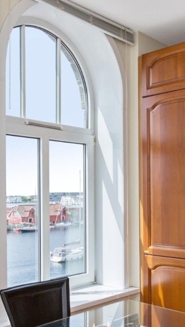 Store vinduer med sjøen som nærmeste nabo. Galleribilde