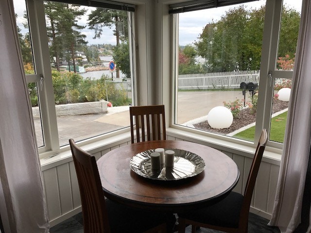 Spisekrok med sjøtutsikt Galleribilde