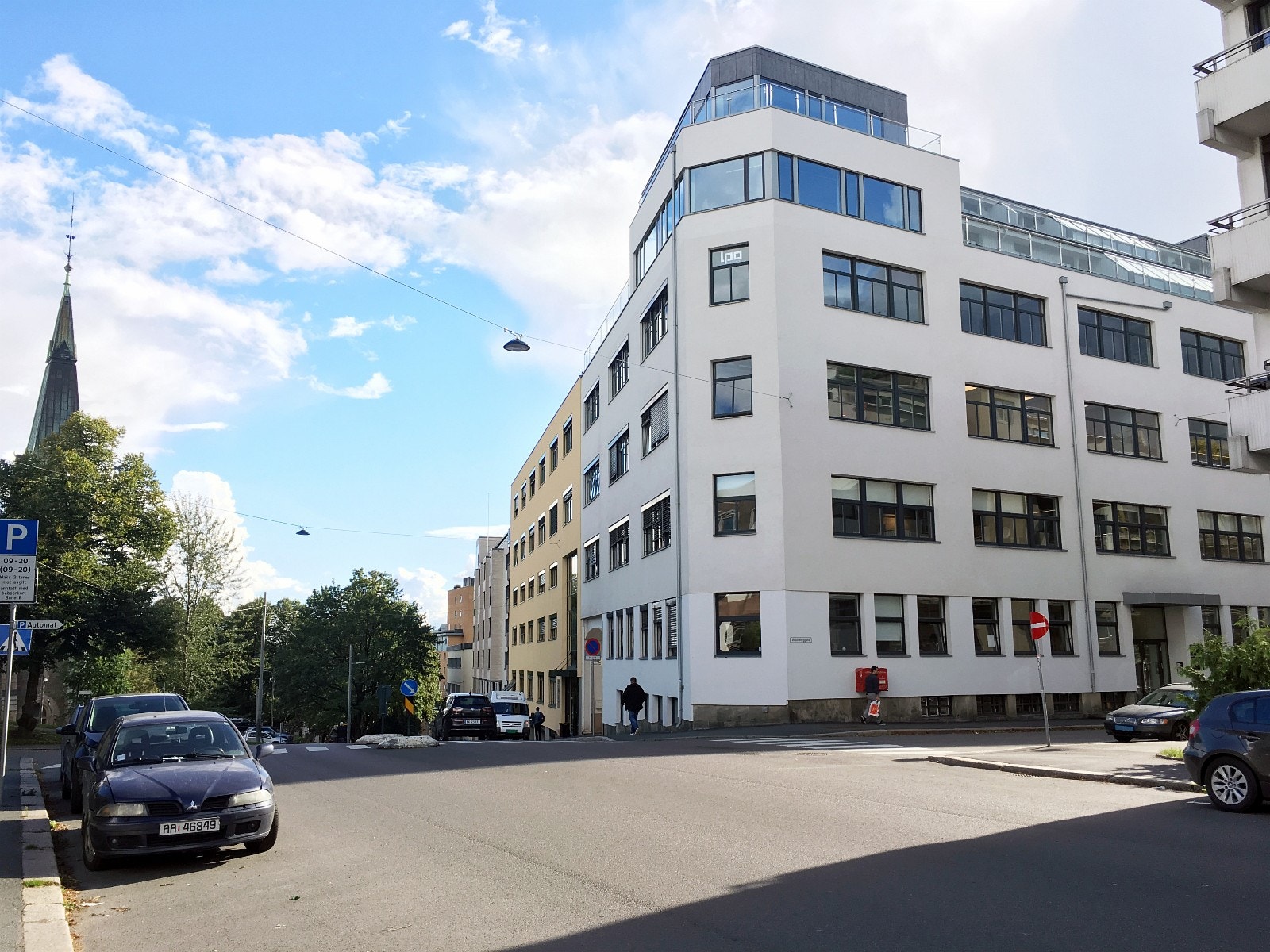 Byggets fasade - godt med parkeringsmuligheter i området. Galleribilde