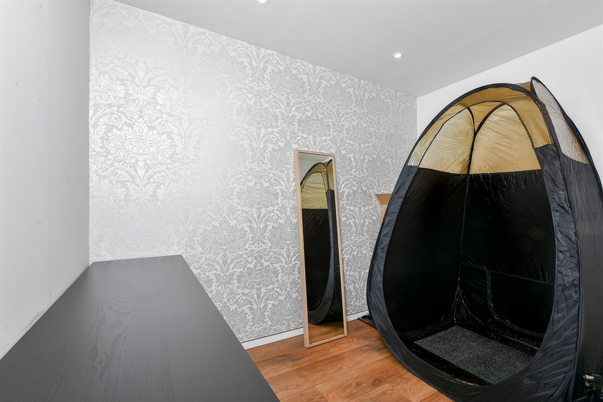 Rom innredet som et behandlingsrom med downlights i taket. Galleribilde
