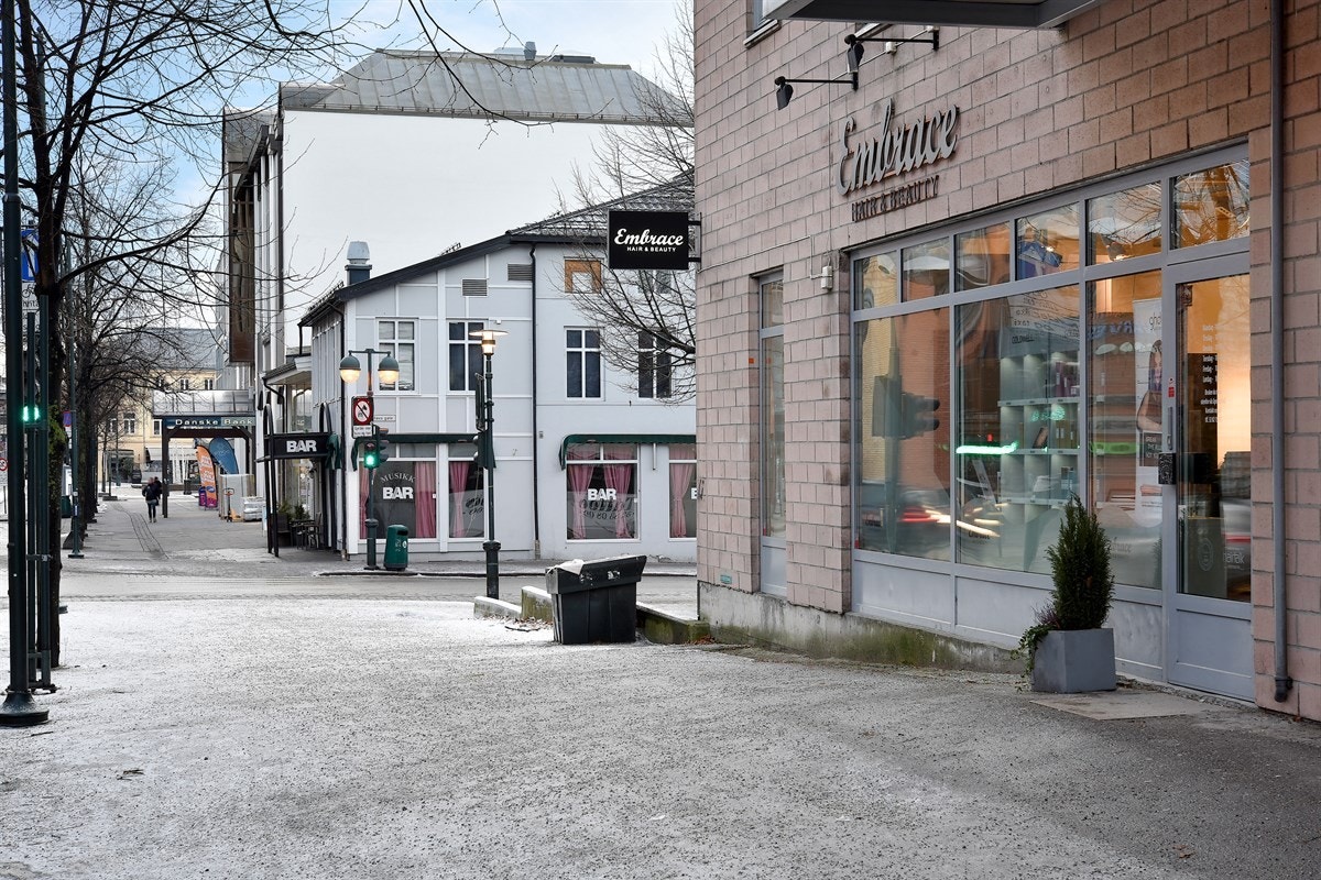 Lokalene vender ut mot Hauges gate, med brede fortau og bussholdeplass rett utenfor. Galleribilde