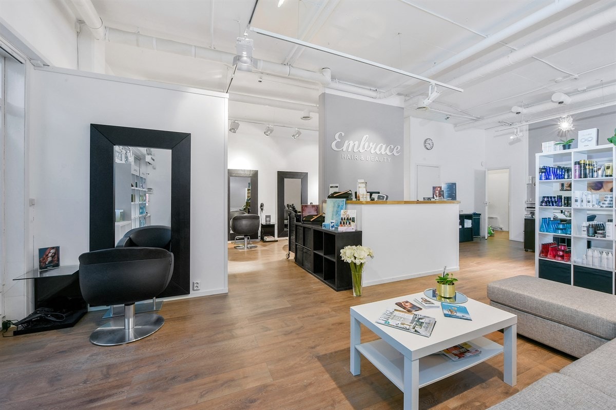 I tillegg til å passe ypperlig som skjønnhetssalong, kan lokalene fint benyttes som kontorer, showroom, butikk, frisørsalong og andre typer virksomhet, da innredning enkelt kan tilpasses. Galleribilde