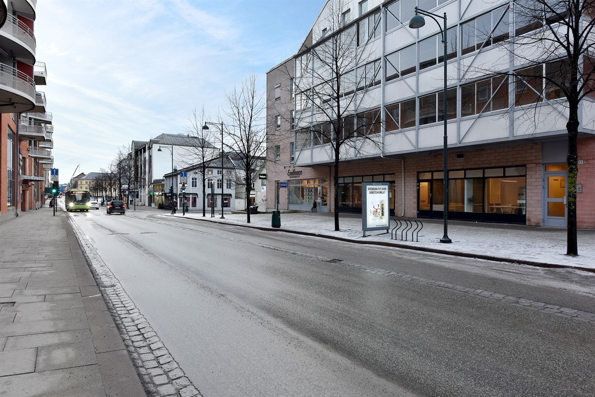 I området finner du et pulserende byliv, med alt av servicetilbud innen kort gangavstand. Nærmeste naboer er dagligvare, kino, restauranter, teater, bensinstasjon og treningssentre. Galleribilde