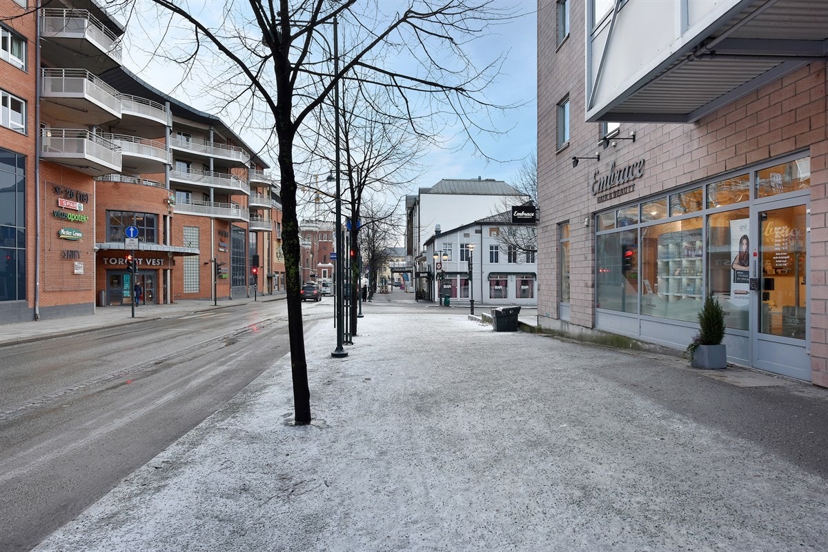 Gaten har en jevn strøm av fotgjengere, i tillegg til ca. 9000 passerende biler i døgnet. Store panoramavinduer i isolerglass gir god eksponering, mye lys inn og holder støy ute. Galleribilde