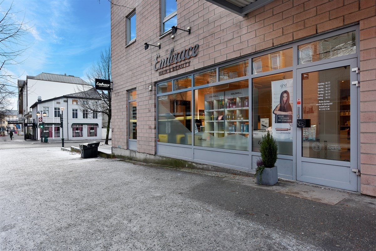 Privatmegleren ved John Granly Steen har gleden av å presentere dette moderne og lyse næringslokale beliggende i Bragernes Sentrum vis a vis Torget Vest. Ypperlig utleieobjekt. Galleribilde