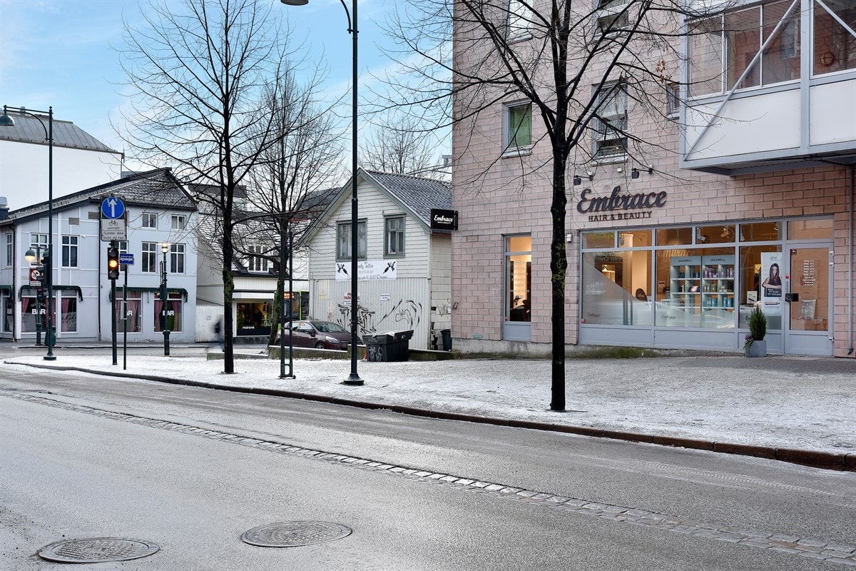 Lokalene har umiddelbar nærhet til Bragernes Torg, god offentlig kommunikasjon og holdeplass for TIMEkspressen. Det er kort vei til jernbanestasjon og videre kommunikasjon til E18. Galleribilde