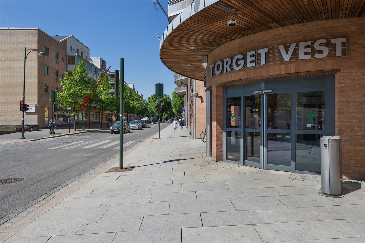 Eiendommen har en særdeles sentral og attraktiv beliggenhet på Bragernes, vis a vis Torget Vest, midt i Drammen sentrum. Galleribilde