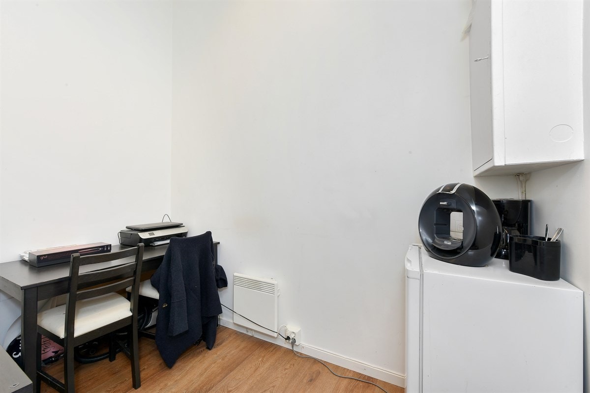 Lokalet har i tillegg et rom som har vært i bruk som kontor/spiserom. Galleribilde