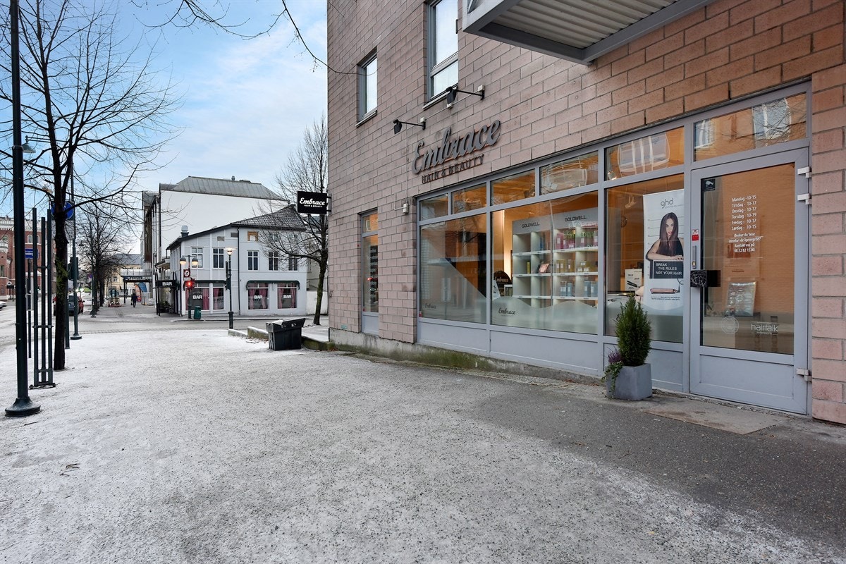 Lokalet har en sjeldent flott beliggenhet og eksponering. Lokalet er i dag innredet til skjønnhetssalong med årlige leieinntekter på kr 264 000 eks. fellesutgifter som leietaker selv betaler. Galleribilde