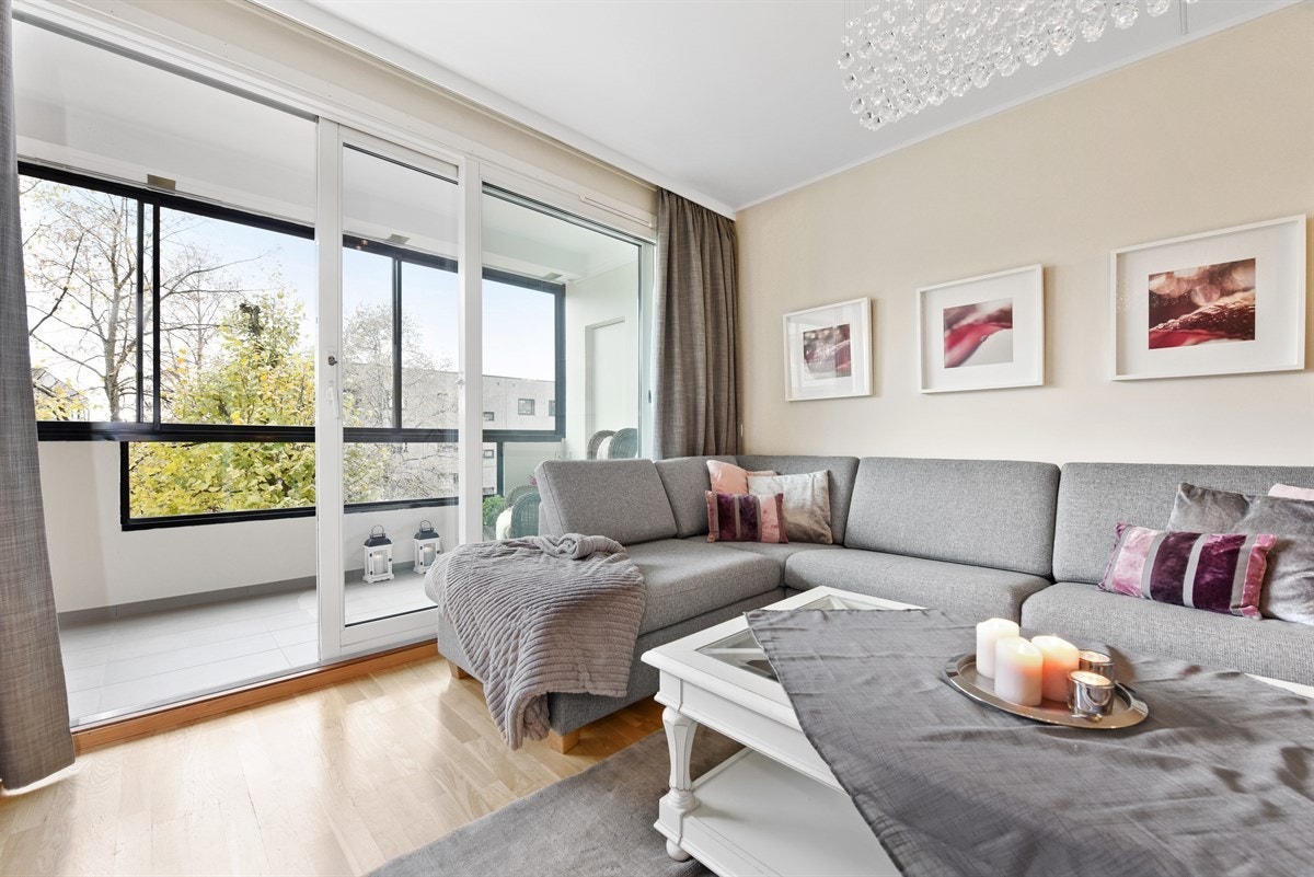 Stue med utgang til stor balkong Galleribilde