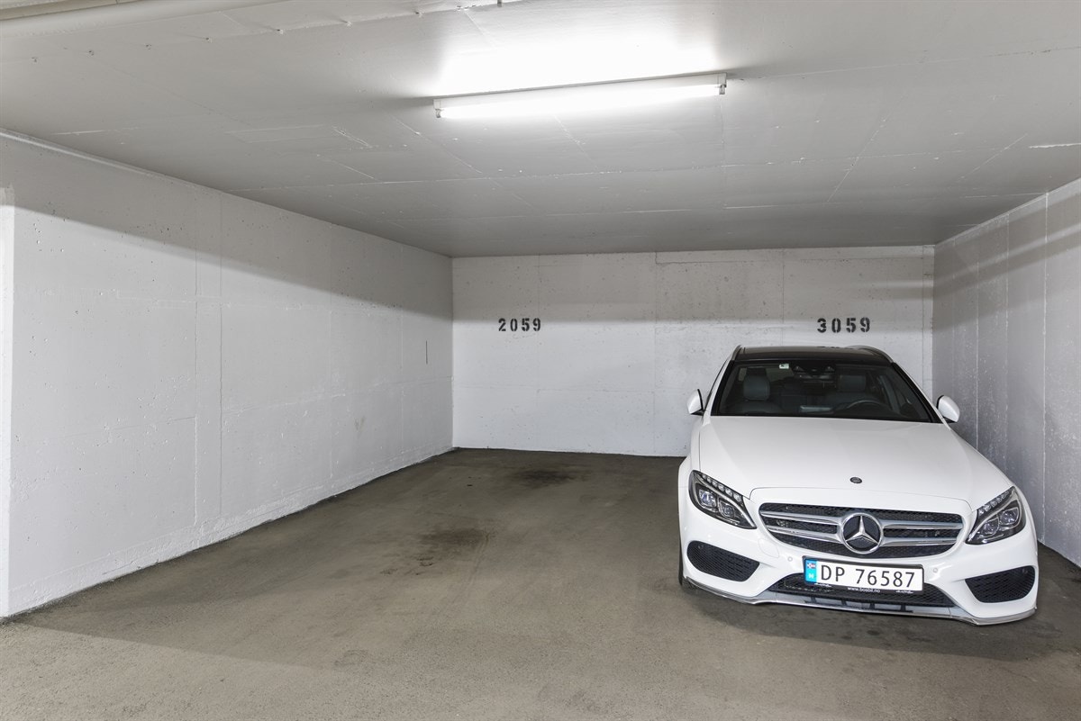 Det medfølger fast garasjeplass i felles anlegg under blokken. Galleribilde