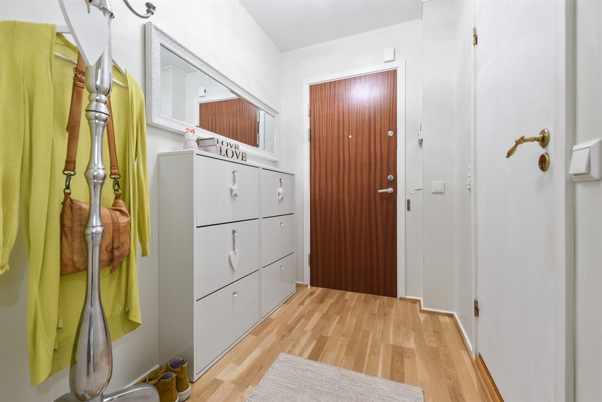 Praktisk og god entré med porttelefon med kamera. Skoskap medfølger. Galleribilde