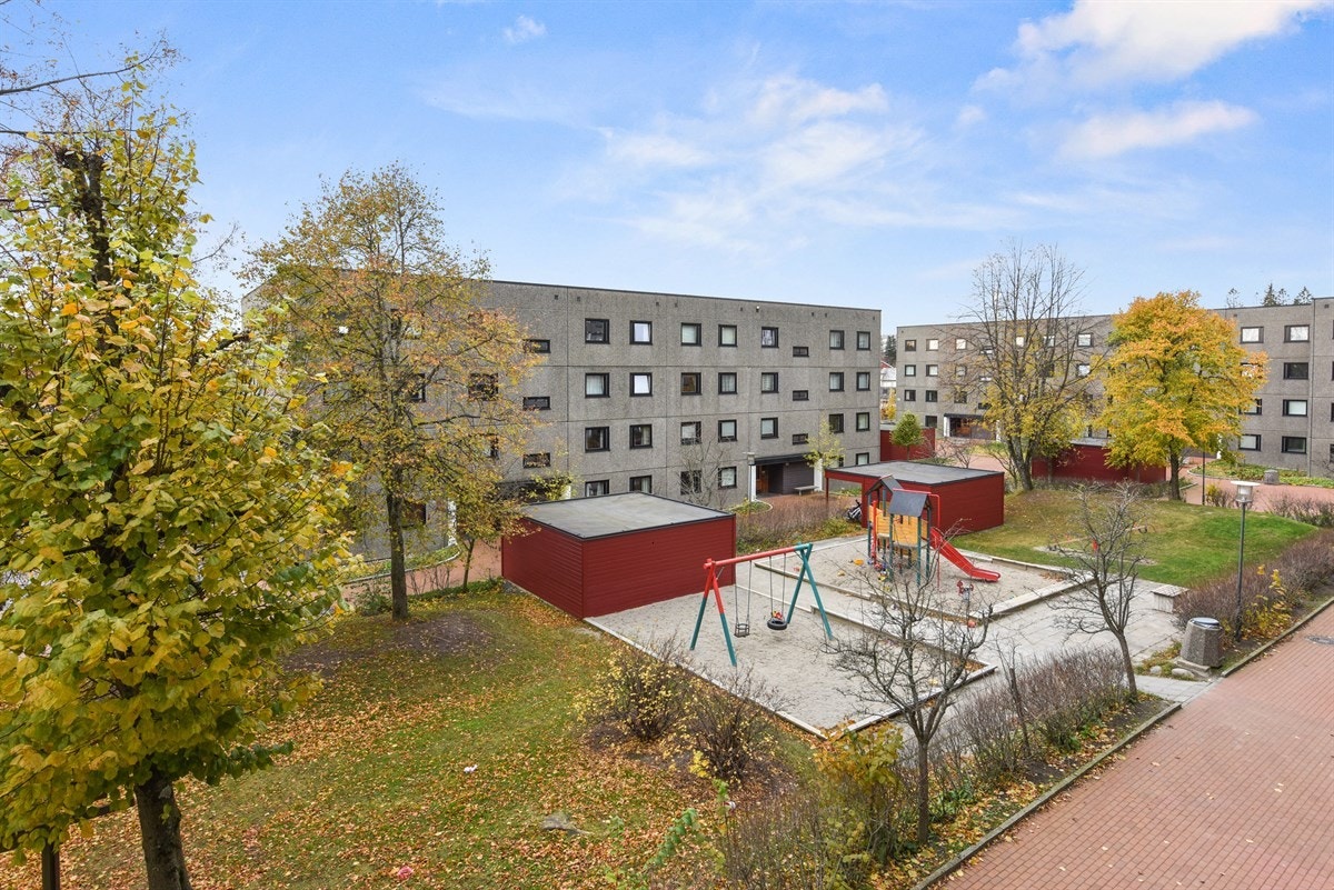 Hyggelig utsyn fra balkong til grønne fellesarealer Galleribilde