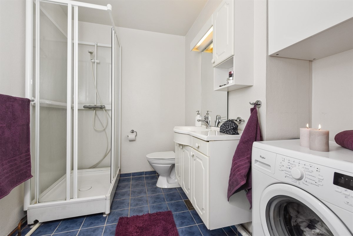 Bad/wc med elektrisk gulvvarme og opplegg for vaskemaskin Galleribilde