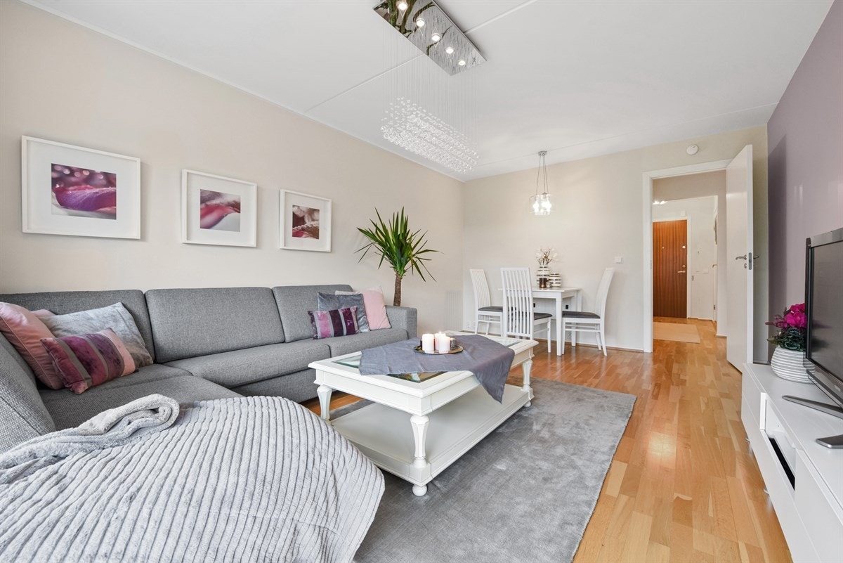 Romslig stue med plass for sofagruppe og spiseplass Galleribilde