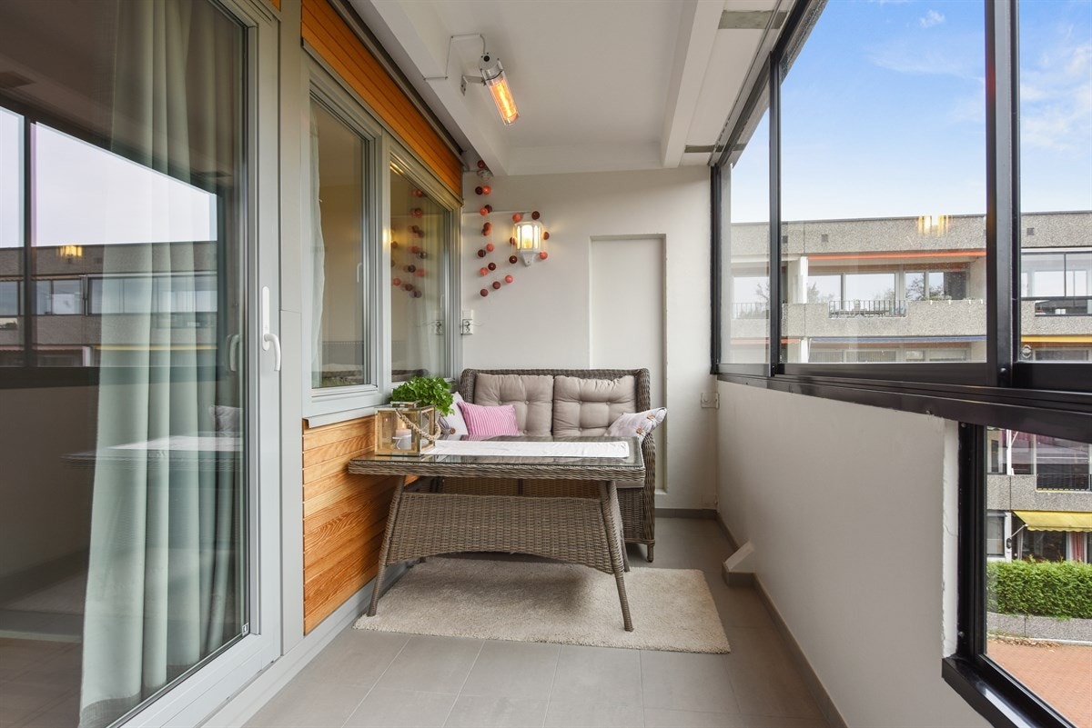 Balkong med infravarmer, utelampe og god plass for utemøbler Galleribilde