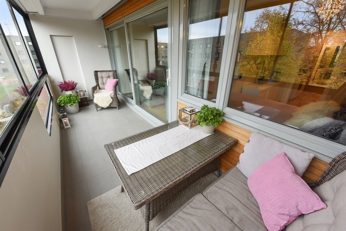 Romslig og innglasset sydvestvendt balkong på ca. 10 kvm. Her kan du nyte solen fra ca. kl. 11-21 midtsommers Galleribilde