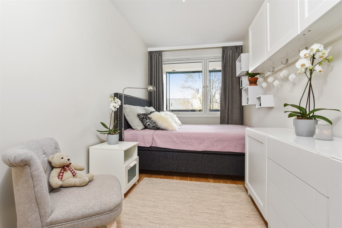 Soverom, veggmonterte skap medfølger Galleribilde