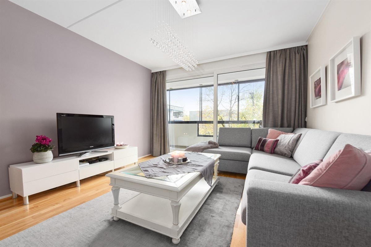 Stue med store vinduer som slipper inn rikelig med naturlig dagslys Galleribilde